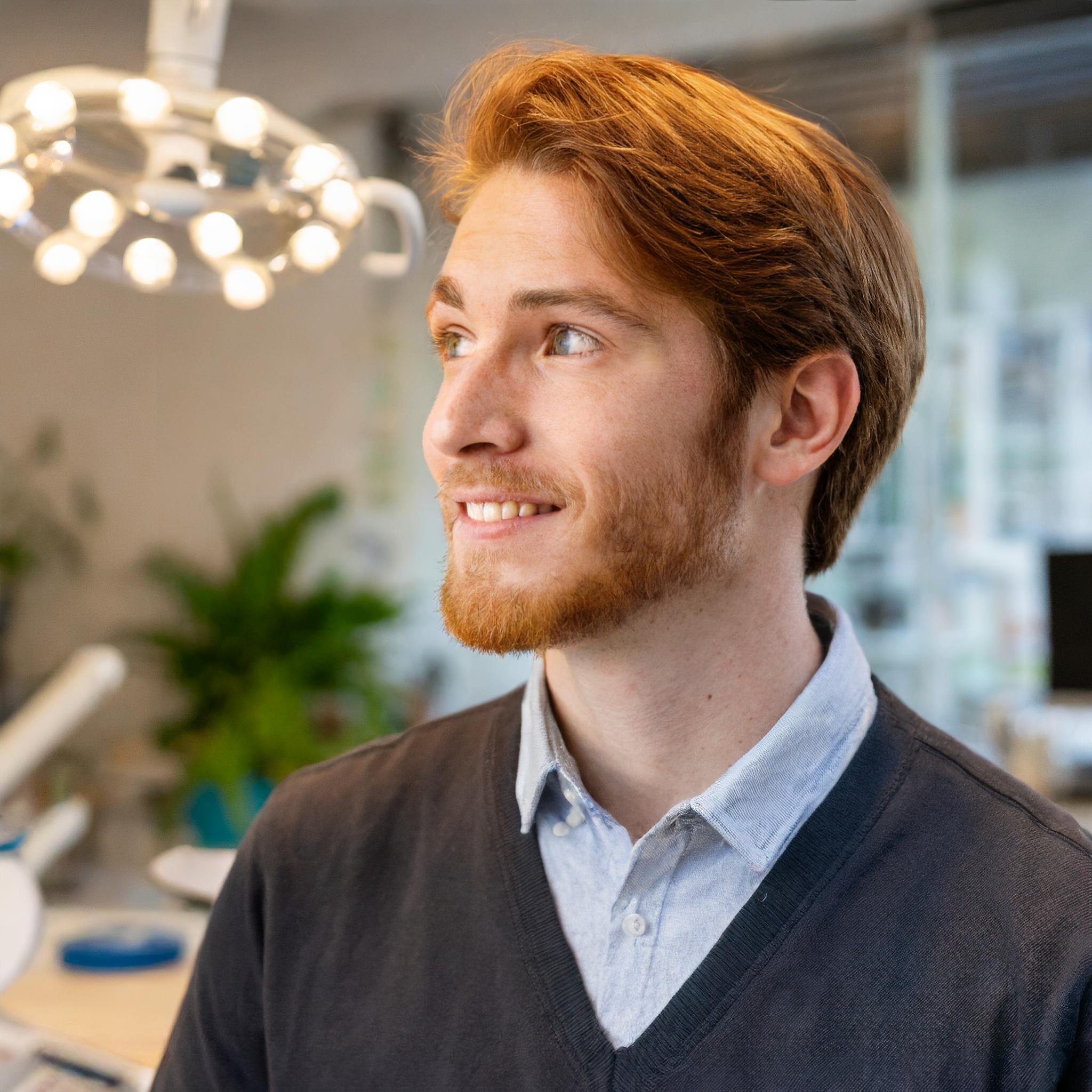 Mann mit moderner Frisur und selbstbewusstem Blick