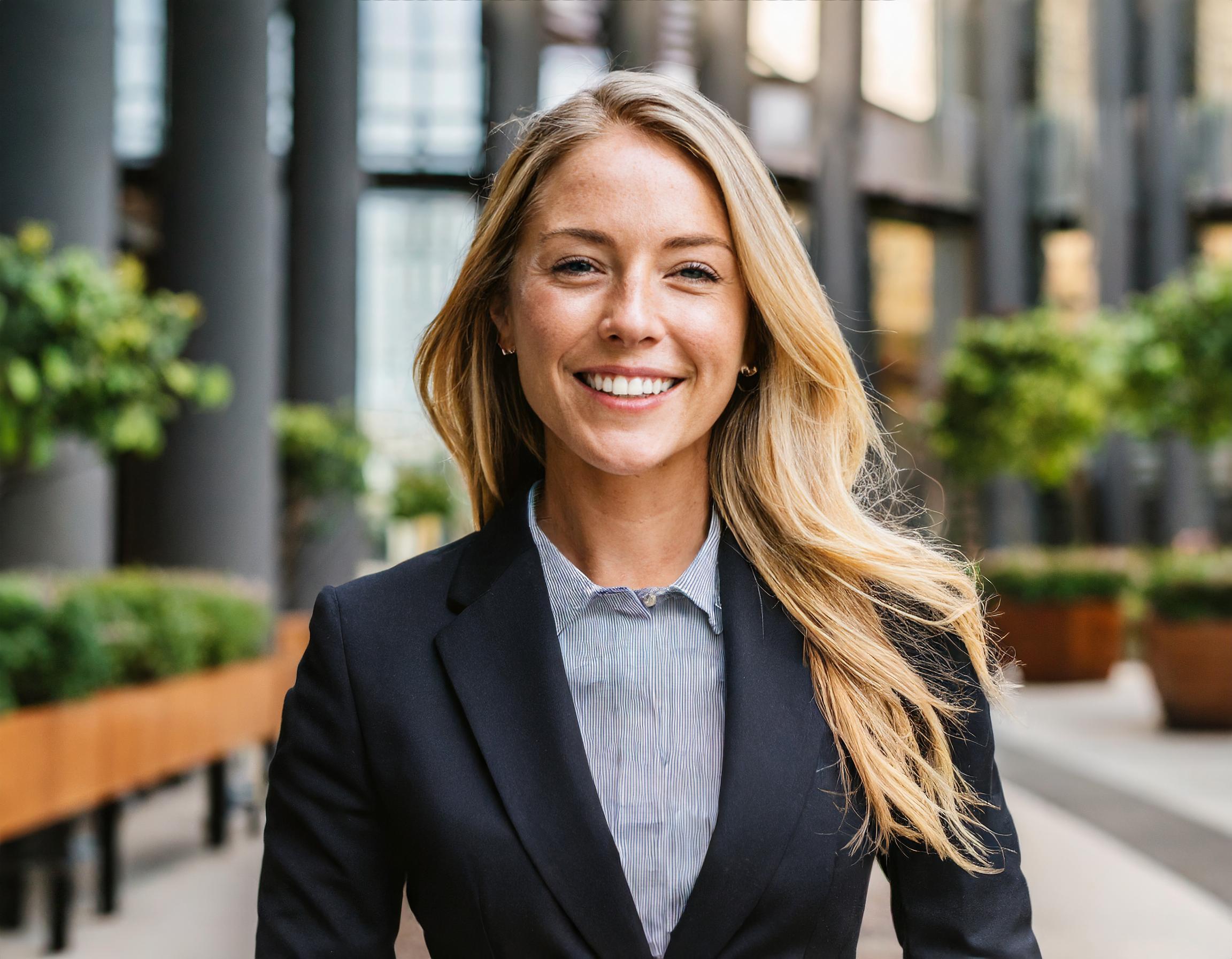 Frau mit professionellem Erscheinungsbild, lächelnd